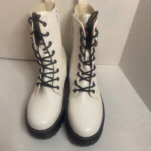 UNIONBAY Women's White croc-embossed Combat Boots with side chain, size 8 M